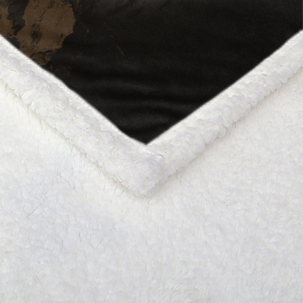 Cozy Wolf Sherpa Fleece Blanket – Soft Plush for Bed, Couch, Chair
